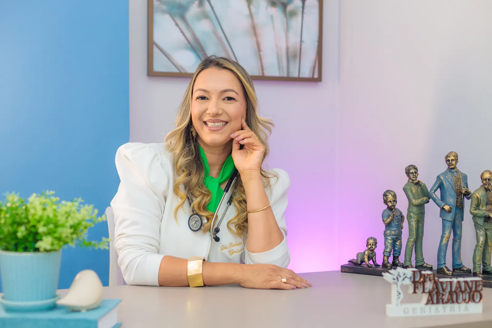 Dra. Flaviane Araújo sorrindo em seu consultório