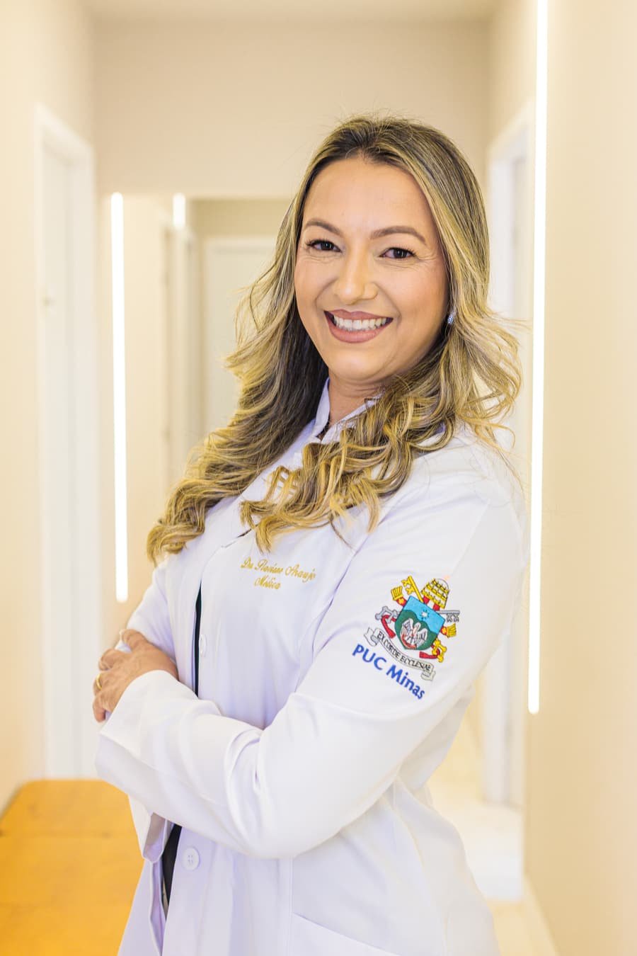 Dra. Flaviane Araújo de jaleco da PUC Minas